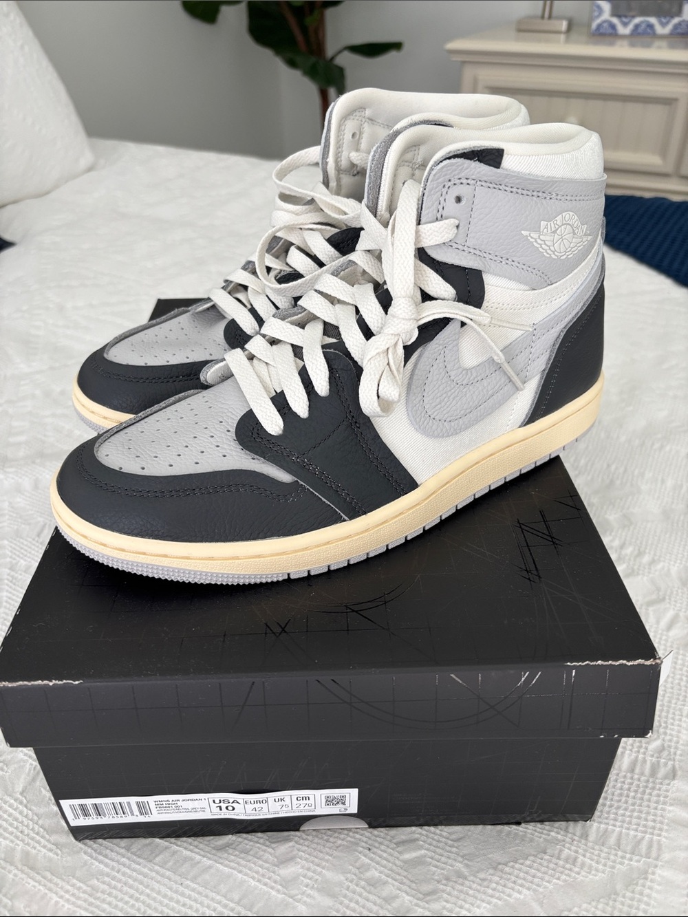 Nike Air Jordan 1 High - White, Black & Light Gray